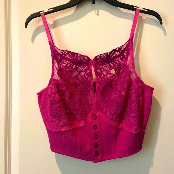 Free People Have My Heart Cami  🙌🏻✨⏰💭🤝⌛️ Eyelet Detail & sweet button detail - Picture 11 of 15